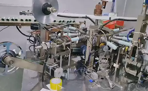 實驗室技術員進行材料測試